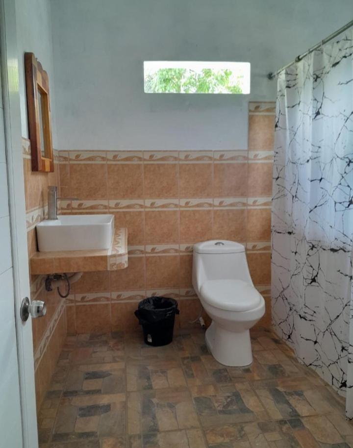 Hotel El Pez Dorado Rio Dulce Town Eksteriør bilde