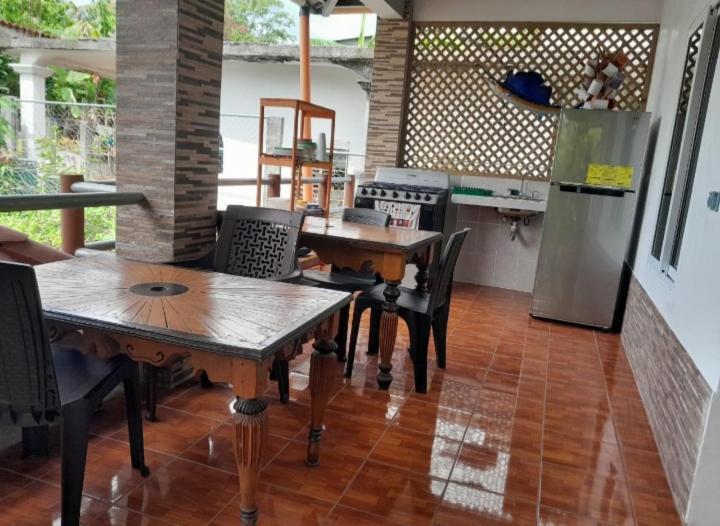 Hotel El Pez Dorado Rio Dulce Town Eksteriør bilde